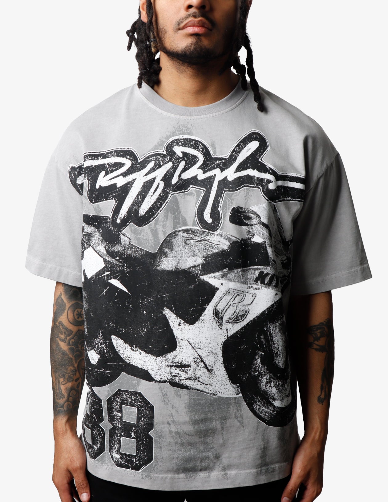 KIY STUDIOS X RUFF RYDERS "STREET BIKE" PIGMENT GREY T-SHIRT